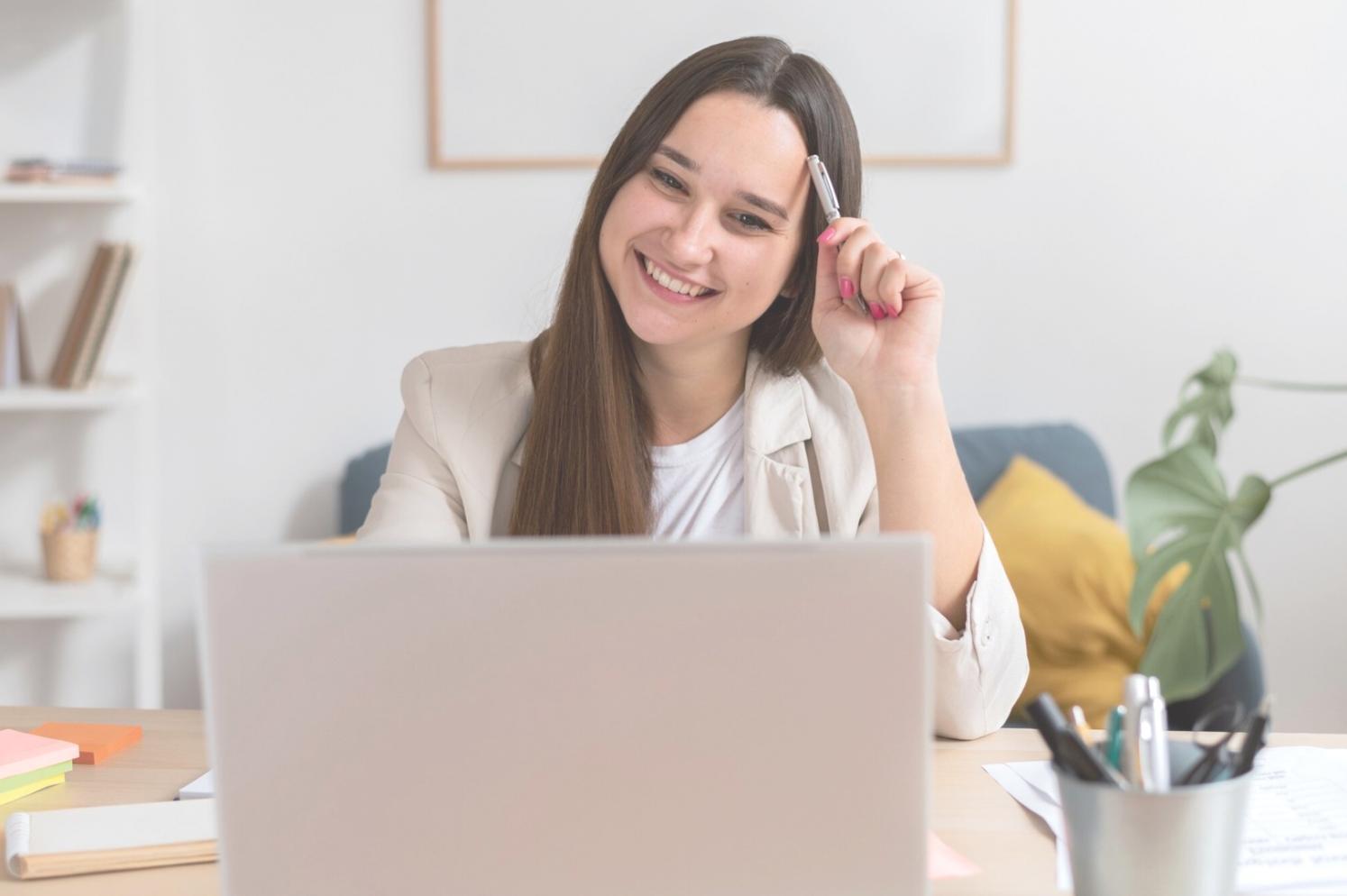 Teilnehmer bei einer intensiven Budgetverhandlungsschulung in modernem Seminarraum