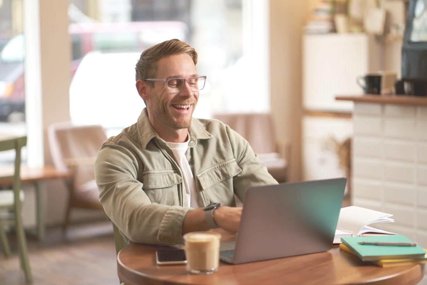 Erfolgreiche Geschäftsverhandlung mit zufriedenen Teilnehmern