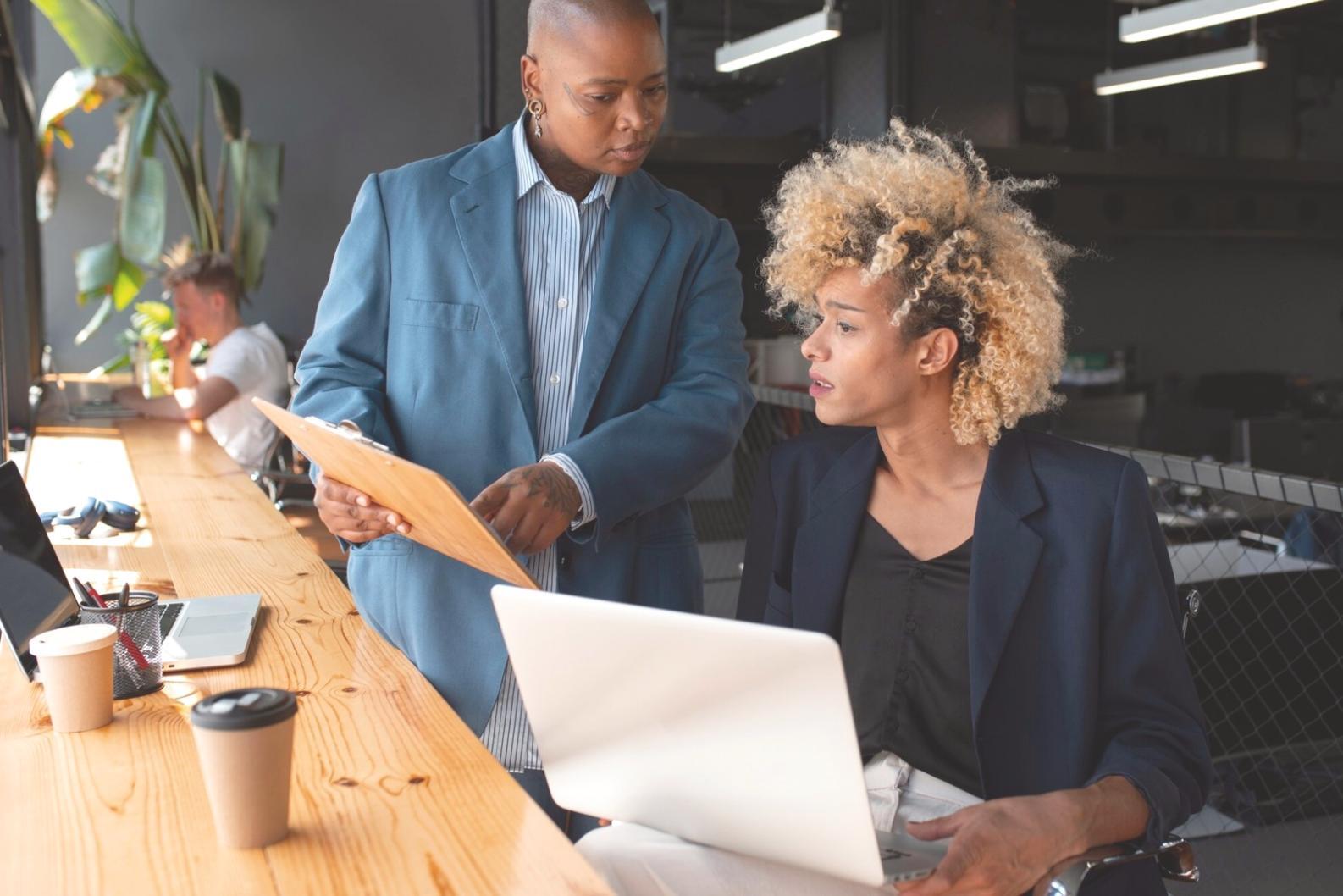 Erfolgreiche Absolventen des Budgetverhandlungsprogramms bei der Zertifikatsübergabe